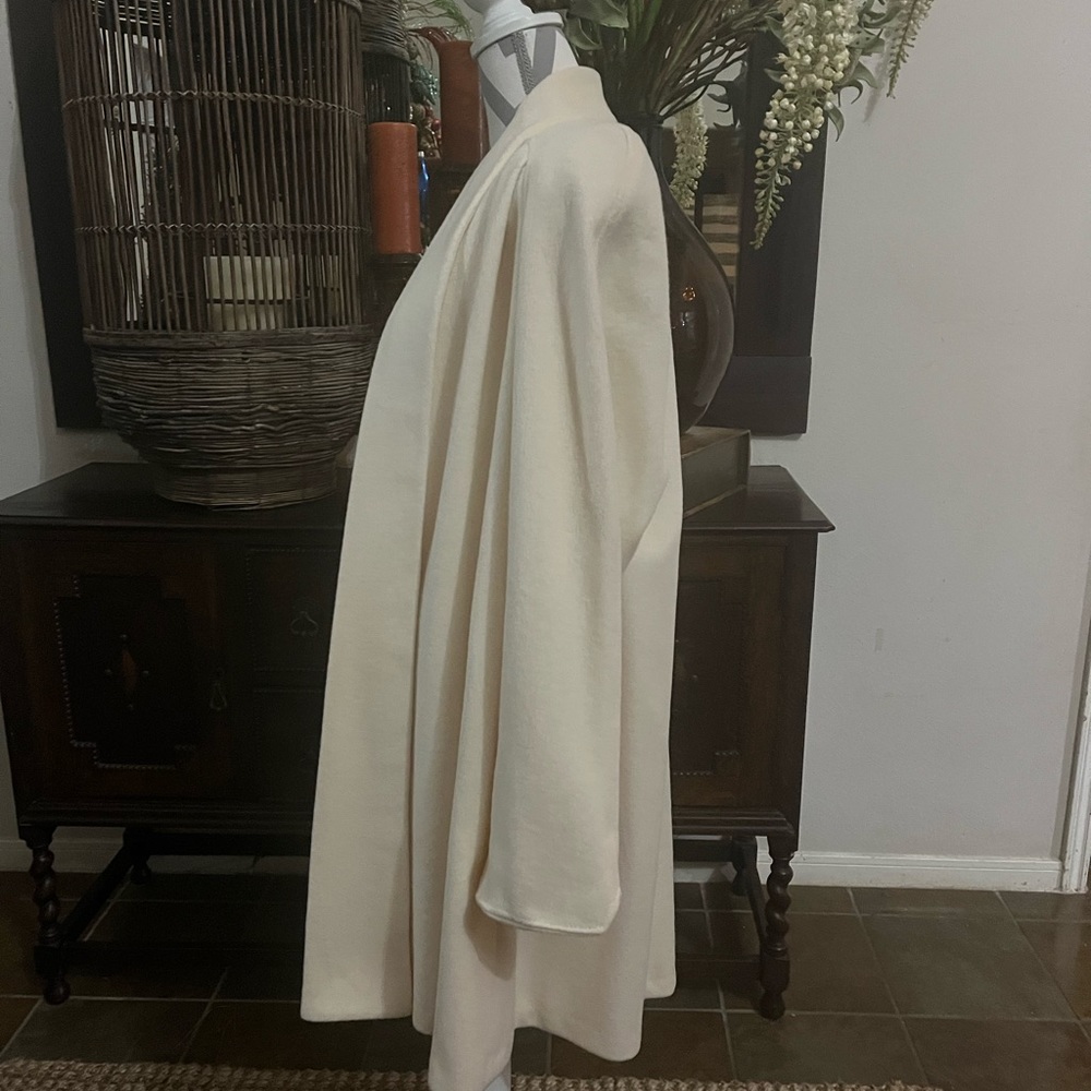 Woman’s coat - Picture 3 of 7